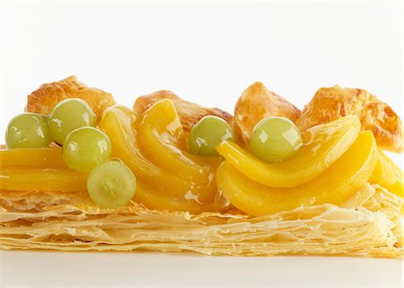 Puff pastry with peach slices and grapes Foto de stock - Sin royalties Premium, Código: 659-03522400
