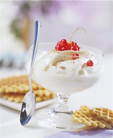 High-fat quark with redcurrants and waffles Stock Photo - Premium Royalty-Free, Code: 659-03522421