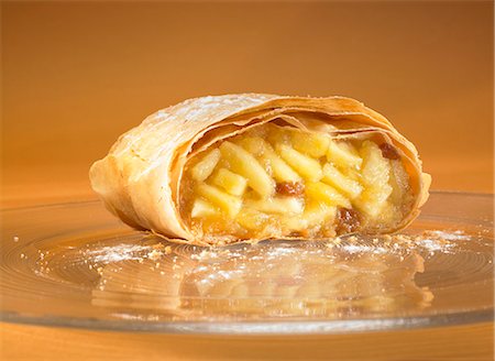 strudel - A piece of apple strudel Fotografie stock - Premium Royalty-Free, Codice: 659-03522439