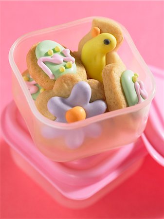 simsearch:659-01865462,k - Decorated Easter biscuits in plastic food storage box Foto de stock - Royalty Free Premium, Número: 659-03522457