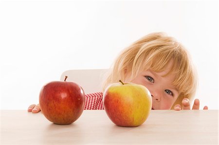 simsearch:659-03521659,k - Little girl with two organic apples Foto de stock - Sin royalties Premium, Código: 659-03522470