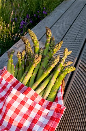 Green asparagus spears in checked cloth Foto de stock - Sin royalties Premium, Código: 659-03522489