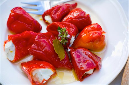 simsearch:659-03527543,k - Red peppers stuffed with feta cheese Foto de stock - Sin royalties Premium, Código: 659-03522480