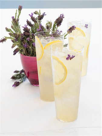 3 verres de fleurs de lavande limonade, lavande. Sirop de vodka, citron jus, lavande Photographie de stock - Premium Libres de Droits, Code: 659-03522649