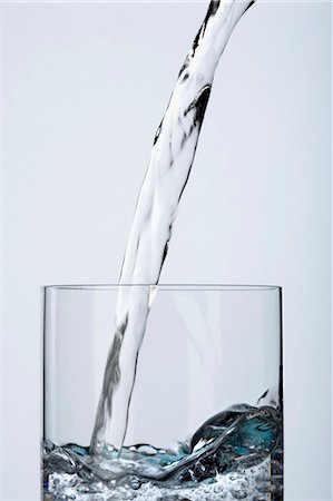 pouring water into glass - Pouring water into glass Foto de stock - Sin royalties Premium, Código: 659-03522691