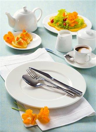 White place-setting with orange slices and coffee Stock Photo - Premium Royalty-Free, Code: 659-03522716