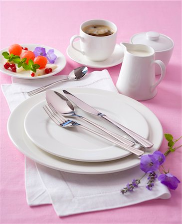 White place-setting with coffee Foto de stock - Royalty Free Premium, Número: 659-03522717