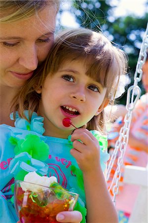 fête enfantine - Mère et fille manger un dessert de gelée lors d'une fête Photographie de stock - Premium Libres de Droits, Code: 659-03522719