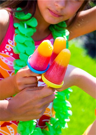 simsearch:659-01867426,k - Enfants avec des sucettes de glace à une fête de Photographie de stock - Premium Libres de Droits, Code: 659-03522723