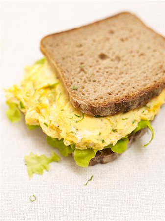 simsearch:659-03533100,k - Scrambled egg sandwich Foto de stock - Sin royalties Premium, Código: 659-03522754