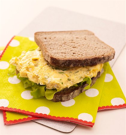 scrambled - Scrambled egg sandwich on napkins Foto de stock - Sin royalties Premium, Código: 659-03522753