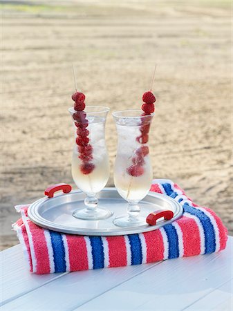 simsearch:659-03534031,k - Pink Diamond cocktail with raspberry skewers on the beach Stock Photo - Premium Royalty-Free, Code: 659-03522776
