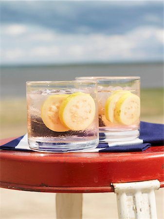 summer drinks - Afterglow cocktail with slices of guava on the beach Foto de stock - Sin royalties Premium, Código: 659-03522772