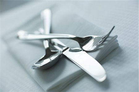 simsearch:659-06373708,k - Knife, fork and spoon on napkin Fotografie stock - Premium Royalty-Free, Codice: 659-03522784