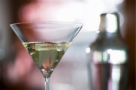 simsearch:659-02212413,k - Cocktail glass with cocktail shaker in background Foto de stock - Sin royalties Premium, Código: 659-03522787