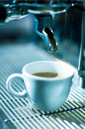 simsearch:659-01856319,k - A cup of espresso on an espresso machine Foto de stock - Sin royalties Premium, Código: 659-03522798