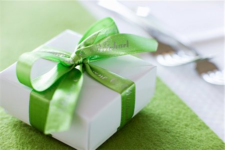 Small gift with green ribbon beside forks Stock Photo - Premium Royalty-Free, Code: 659-03522792