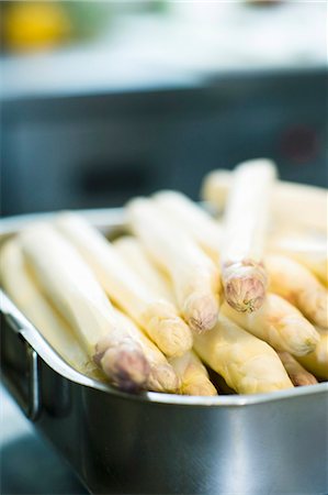 Peeled white asparagus spears in a roasting tin Foto de stock - Sin royalties Premium, Código: 659-03522805