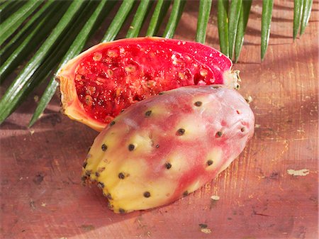 simsearch:659-03525975,k - Halved prickly pear (close-up) Stock Photo - Premium Royalty-Free, Code: 659-03522928