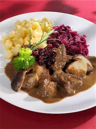 Venison ragout with ceps Foto de stock - Sin royalties Premium, Código: 659-03522949