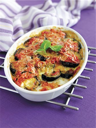 Aubergine and mozzarella bake Foto de stock - Sin royalties Premium, Código: 659-03523044