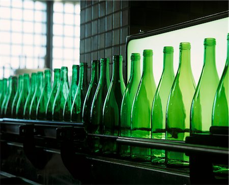 Bouteilles de vin vides dans une usine d'embouteillage Photographie de stock - Premium Libres de Droits, Code: 659-03523060