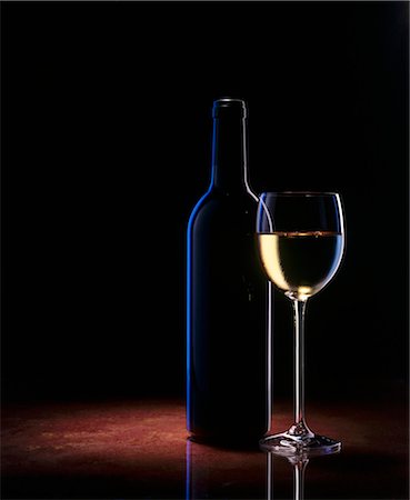 A glass of white wine and a wine bottle Foto de stock - Sin royalties Premium, Código: 659-03523062