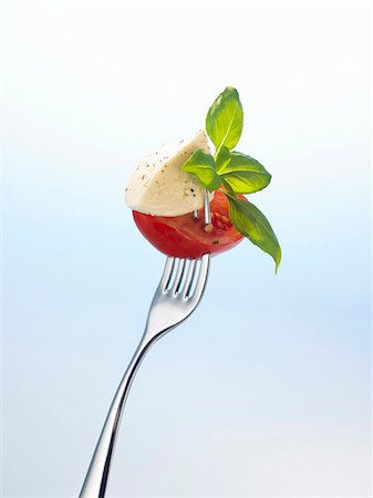 simsearch:659-01854321,k - Mozzarella and tomato on a fork Foto de stock - Royalty Free Premium, Número: 659-03523115