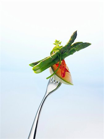 Charentais melon, chilli and green asparagus on a fork Foto de stock - Sin royalties Premium, Código: 659-03523112