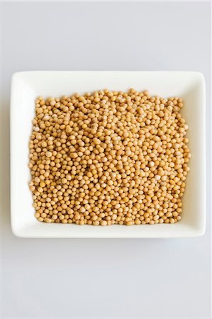 simsearch:659-03525681,k - Mustard seeds in small white dish Foto de stock - Royalty Free Premium, Número: 659-03523144