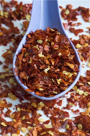 Séché de flocons de piment avec cuillère bleue Photographie de stock - Premium Libres de Droits, Code: 659-03523141