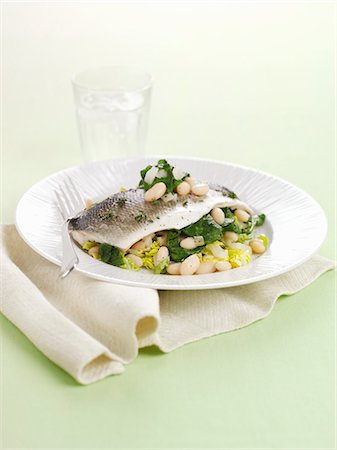 simsearch:659-07610347,k - Sea bass fillet on beans Foto de stock - Sin royalties Premium, Código: 659-03523159