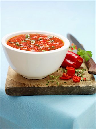 simsearch:659-03527545,k - Soupe de tomates et de poivrons rouges aux herbes fraîches Photographie de stock - Premium Libres de Droits, Code: 659-03523160