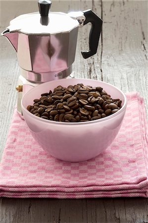 simsearch:659-01845965,k - Pot de café expresso avec un petit bol de grains de café expresso Photographie de stock - Premium Libres de Droits, Code: 659-03523196