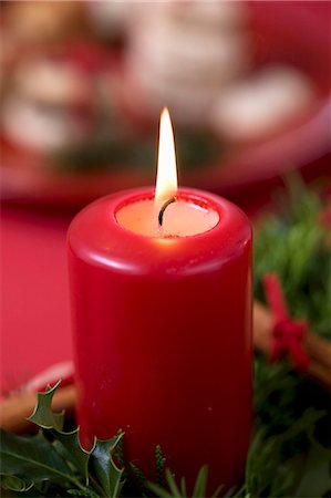 Eine brennende Kerze auf einem Adventskranz Stockbilder - Premium RF Lizenzfrei, Bildnummer: 659-03523193