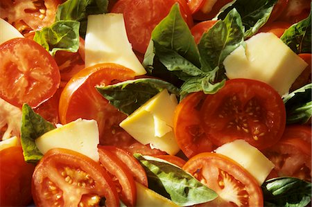 simsearch:659-08148083,k - Sliced Tomato, Basil and Cheese Salad, Full Frame Foto de stock - Sin royalties Premium, Código: 659-03523246