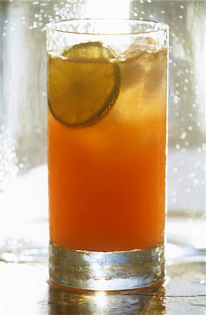 Madras Cocktail with a Lime Garnish Foto de stock - Sin royalties Premium, Código: 659-03523242