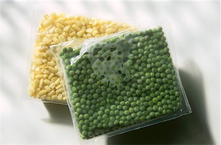 frozen vegetables - Package of Frozen Peas and Corn Foto de stock - Sin royalties Premium, Código: 659-03523285