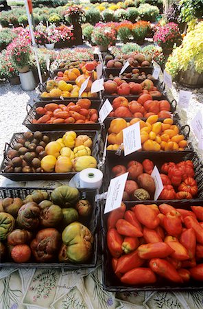 Many Baskets of Assorted Heirloom Tomatoes at a Market Stock Photo - Premium Royalty-Free, Code: 659-03523289