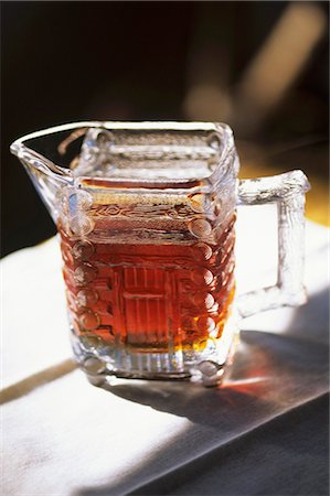 Maple Syrup in a Glass Pitcher Foto de stock - Sin royalties Premium, Código: 659-03523282