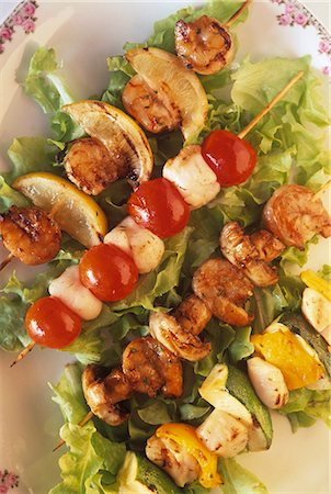 simsearch:659-03521352,k - Brochettes de pétoncles et de crevettes grillées Photographie de stock - Premium Libres de Droits, Code: 659-03523314