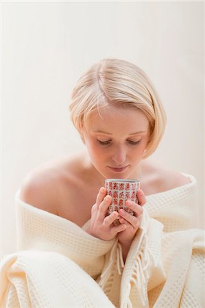 simsearch:659-03534820,k - Jeune femme avec une tasse de thé Photographie de stock - Premium Libres de Droits, Code: 659-03523425