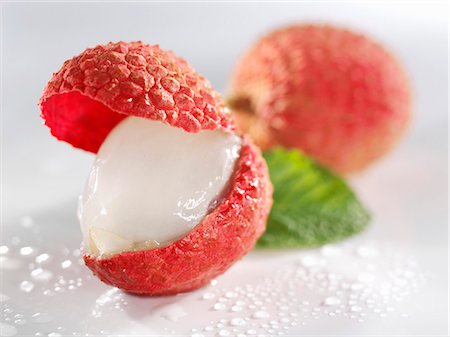 Deux litchis, avec coquille ouverte Photographie de stock - Premium Libres de Droits, Code: 659-03523452