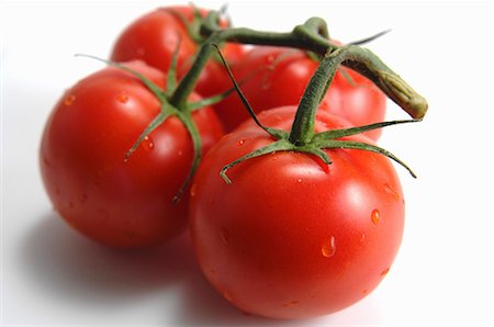 simsearch:659-03533695,k - Four tomatoes on the vine Fotografie stock - Premium Royalty-Free, Codice: 659-03523526