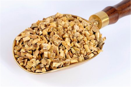 simsearch:659-07069775,k - Dried angelica root in a scoop Foto de stock - Sin royalties Premium, Código: 659-03523537