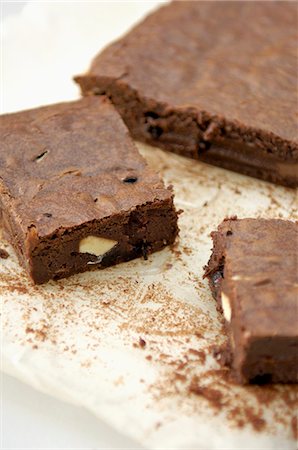 ""Brownie"" écrou sur parchemin de cuisson Photographie de stock - Premium Libres de Droits, Code: 659-03523532