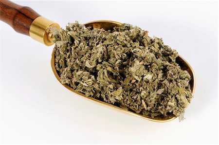 simsearch:659-07069781,k - Dried Artemisia argyi leaves in a scoop Foto de stock - Sin royalties Premium, Código: 659-03523543