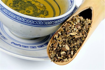 Patchouli herb in a wooden scoop with a cup of tea Stock Photo - Premium Royalty-Free, Code: 659-03523561