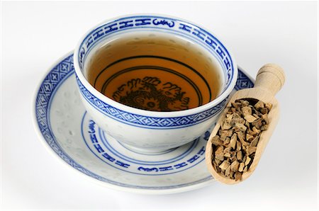 Bowl of tea with dried peel of the green Curaçao orange Foto de stock - Sin royalties Premium, Código: 659-03523589