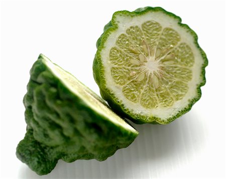 simsearch:659-03523214,k - A halved kaffir lime Foto de stock - Sin royalties Premium, Código: 659-03523580